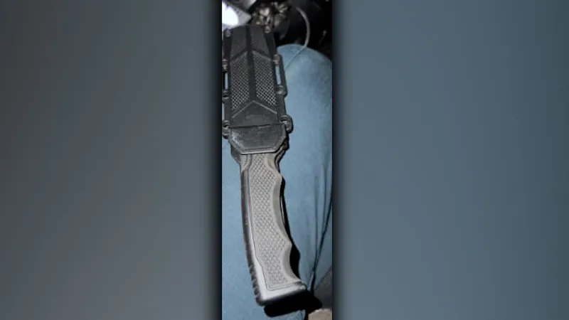 Homem é preso acusado de ameaçar e agredir companheira com uma faca, em Tailândia