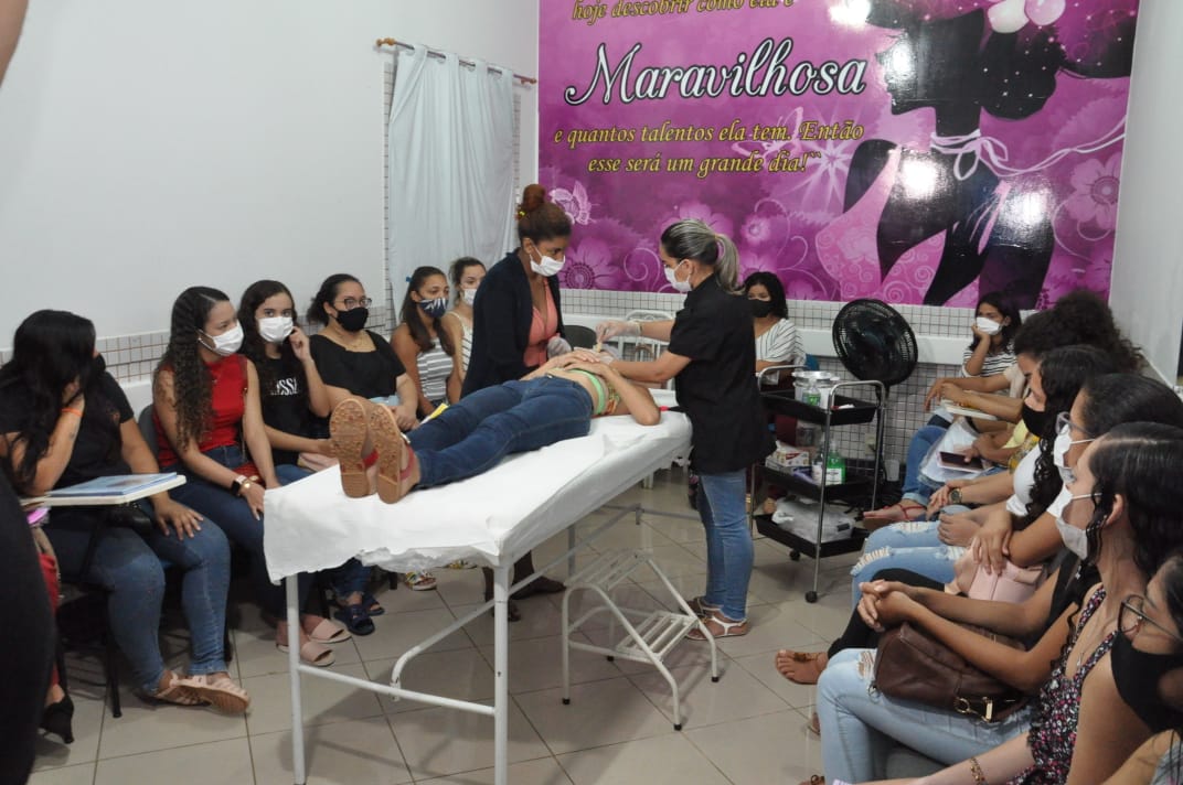 Projeto Jovem Mulher atende jovens com cursos qualificação profissional