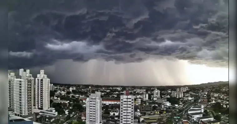 Tempestades e frente fria: Inmet emite alerta laranja para 11 estados e prevê mudança brusca no clima