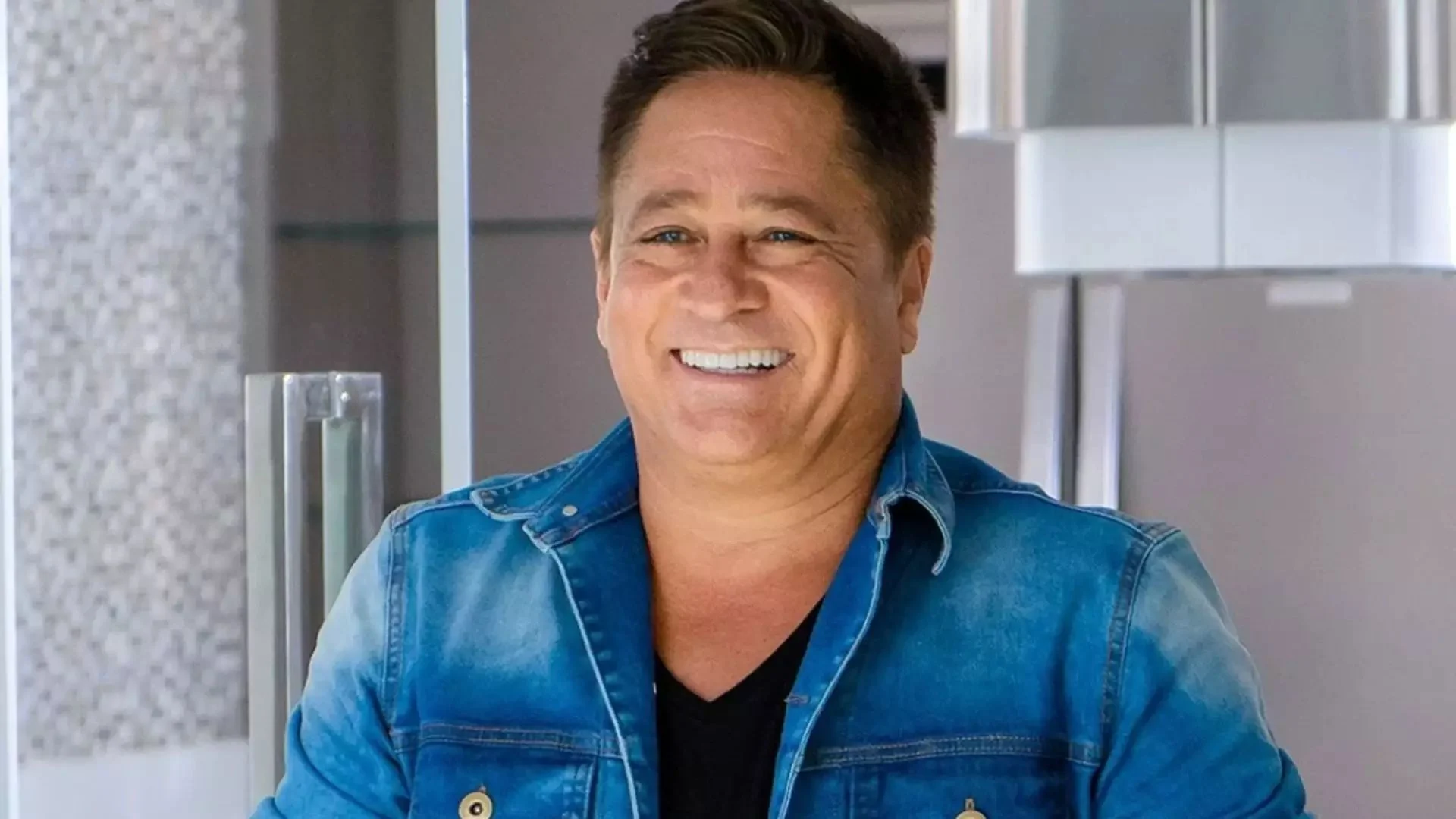 Cantor Leonardo recebe alta após internação por gastroenterite e tranquiliza fãs