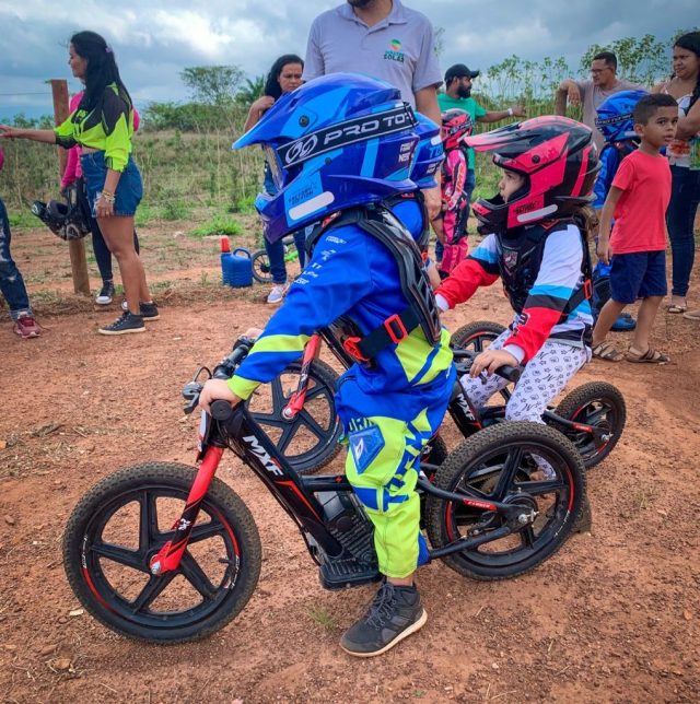 Funcel ministra aulas práticas de motocross para crianças