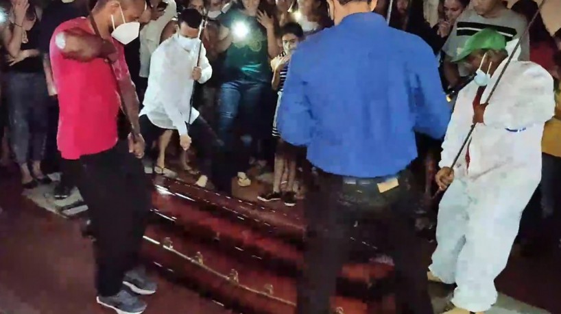 Corpo de pastor que prometeu ressuscitar em três dias é enterrado