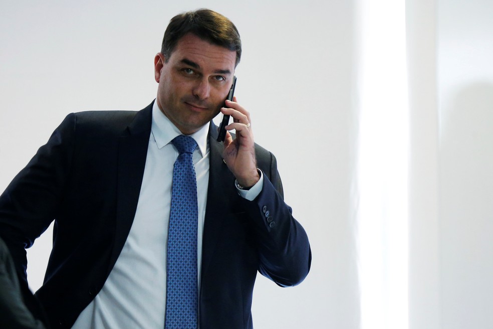 Mensagens expõem cobrança de Flávio Bolsonaro e incômodo do governo com Pacheco