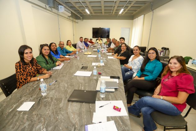 Prefeita e secretários de Canaã dos Carajás discutem projetos para 2023 em reunião no Centro Administrativo