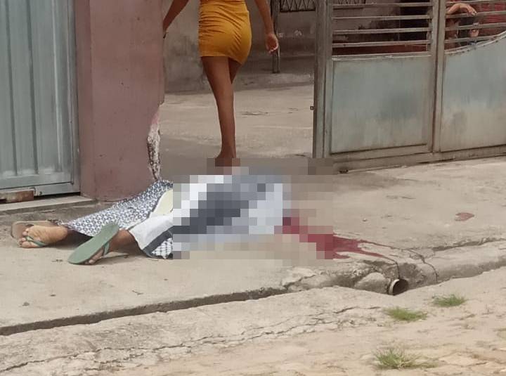 Jovem de 21 anos é executado a tiros na porta de casa