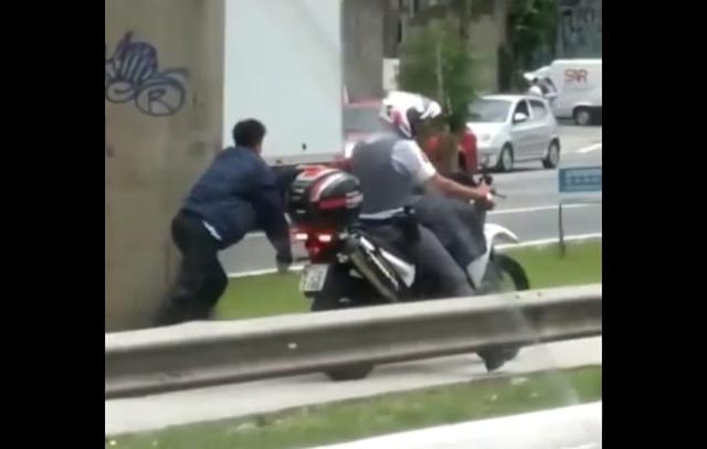 PM é afastado após fazer homem correr algemado a moto