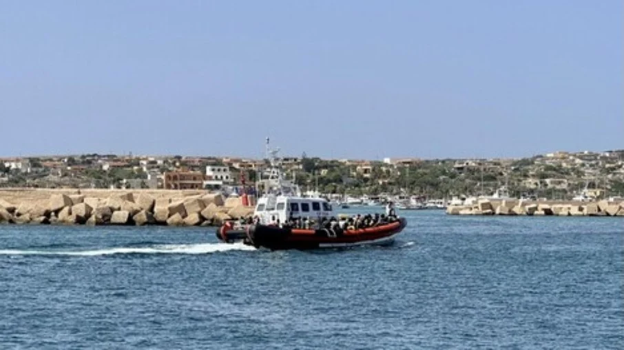 Bebê morre e é jogado no mar na travessia entre Tunísia e Itália