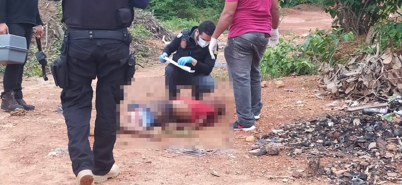 Corpo em estado de decomposição é achado em terreno baldio
