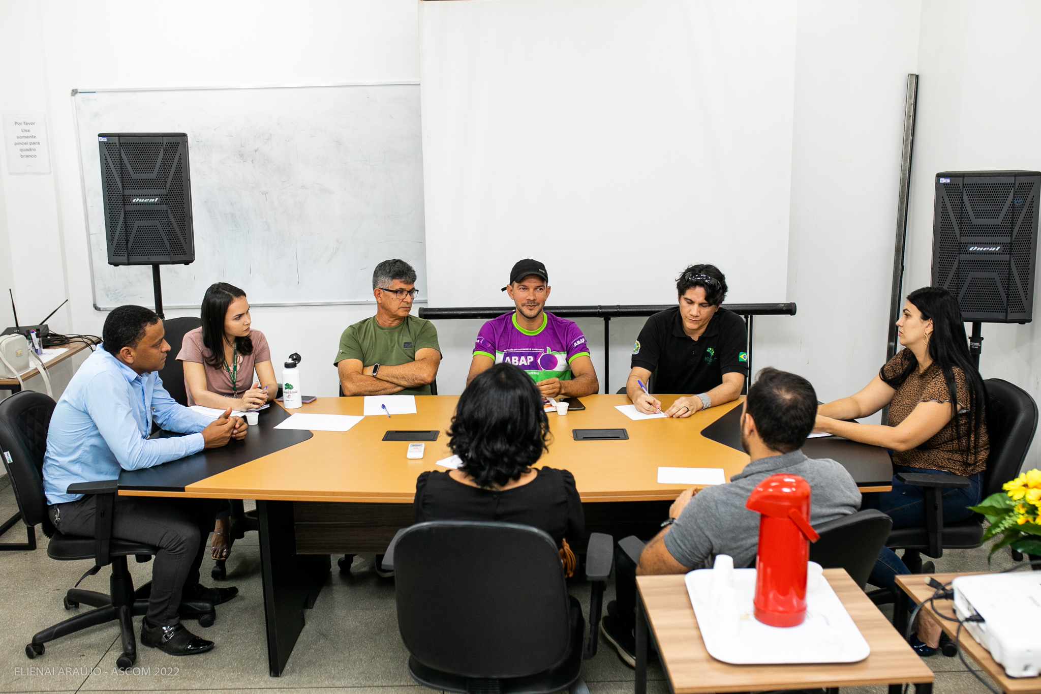 Representantes do governo municipal se reúnem com batedores de açaí de Parauapebas para elaboração de plano estratégico