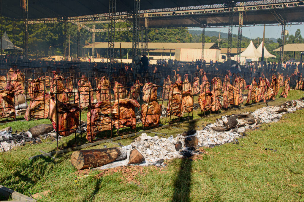 Cerca de 70 mil pessoas celebraram os 35 anos de Parauapebas no maior churrasco de costela no fogo de chão do mundo