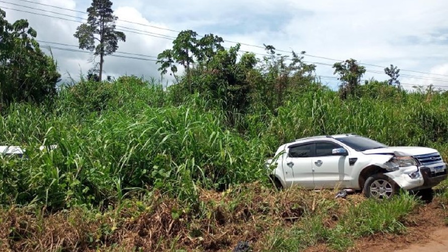 Carro funerário capota e joga “morto” para longe