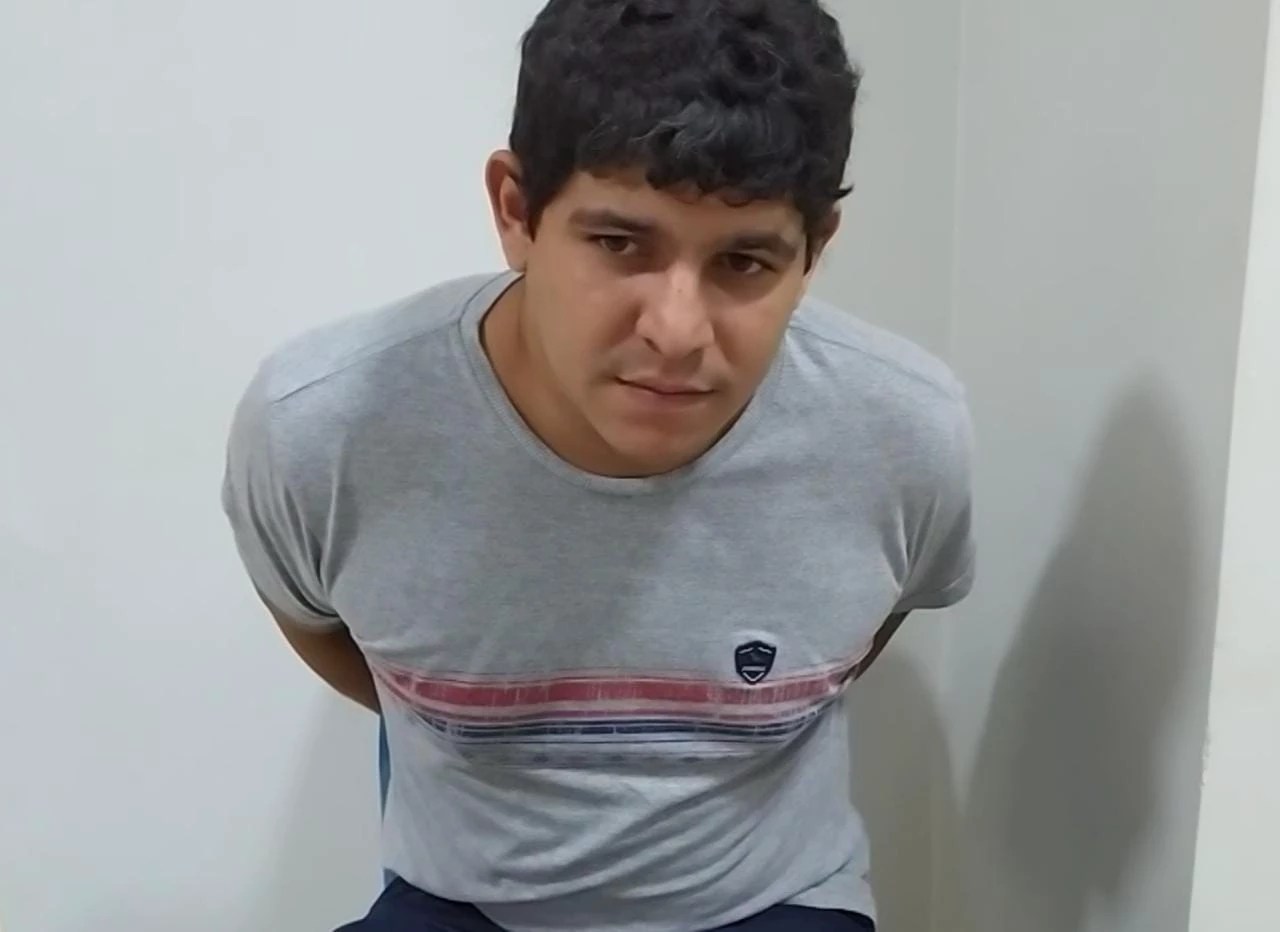 Bebeu, disse que é PM, não pagou, ameaçou, mas, não colou. Foi preso por PMs de verdade