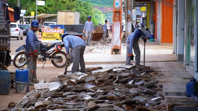 Iniciada construção de calçadas padronizadas no centro da cidade