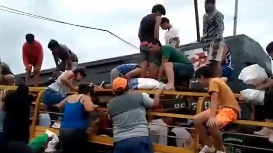 Vídeo: moradores saqueiam caminhão e matam vacas