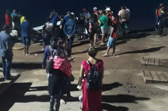 Micro-ônibus cai no rio com passageiros em Santarém