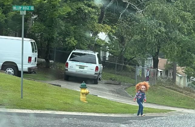 Menino de cinco anos se veste de Chucky e assusta vizinhos nos EUA