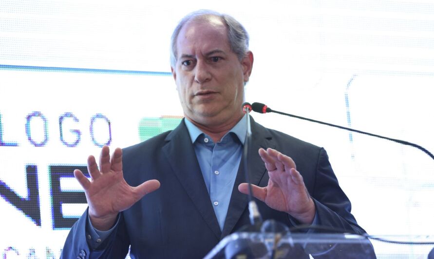 Ciro Gomes suspende pré-candidatura à presidência