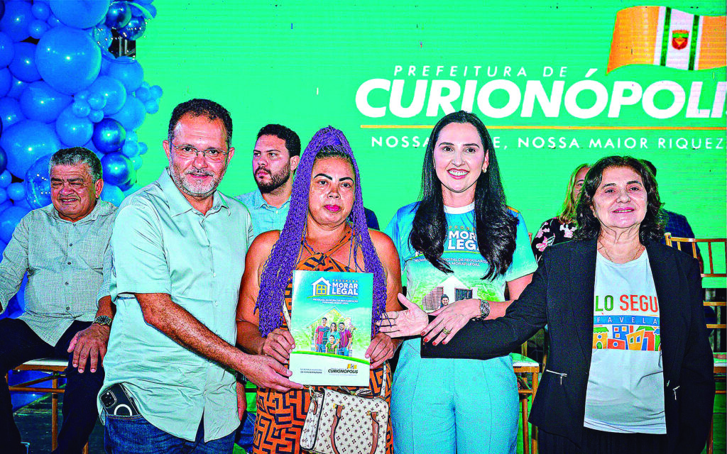 Prefeita Mariana entrega títulos de regularização fundiária em Curionópolis