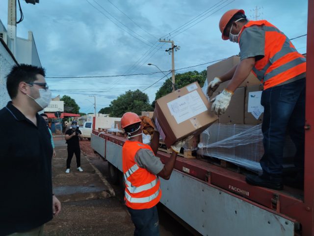 Prefeitura recebe doação de 42 mil máscaras cirúrgicas e 18 mil luvas de procedimento Prefeitura recebe doação de 42 mil máscaras cirúrgicas e 18 mil luvas de procedimento