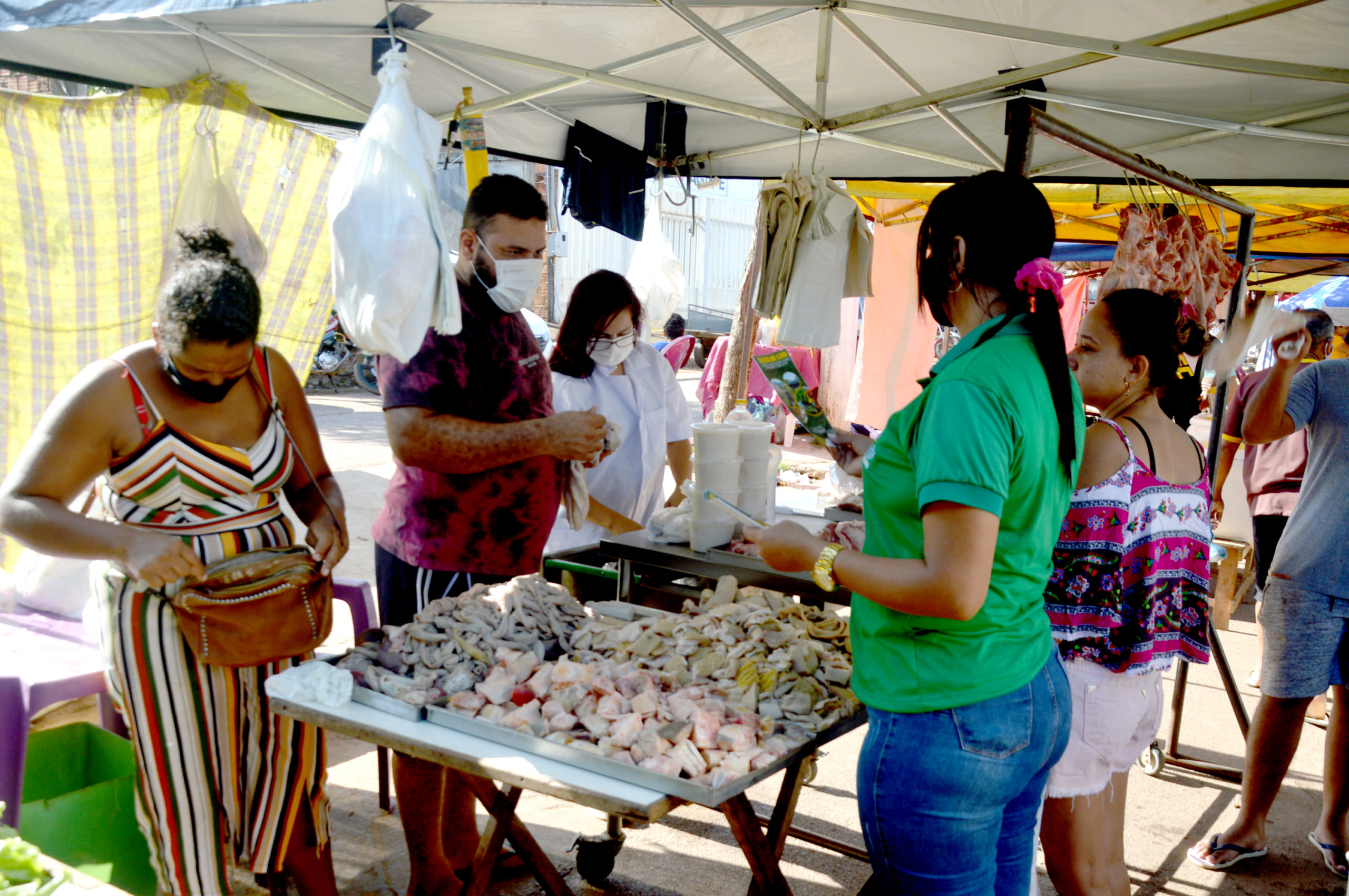 Ação educativa leva orientações de higiene e limpeza para feirantes
