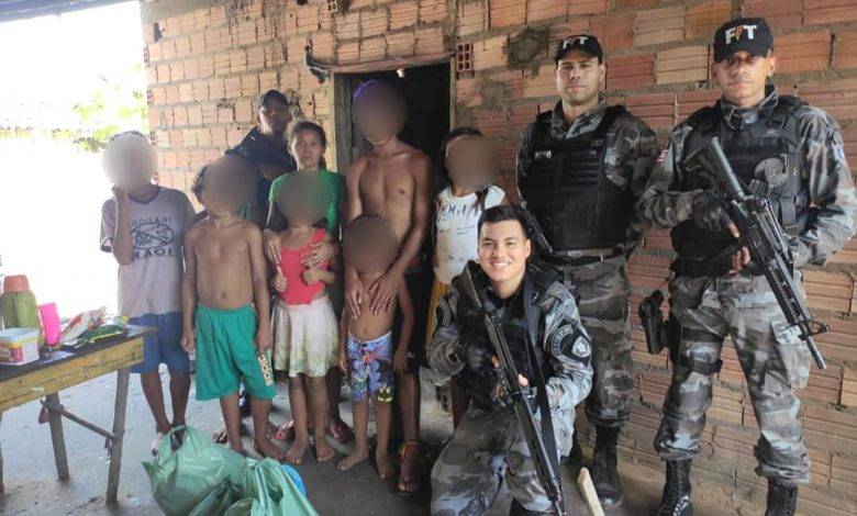 PMs alimentam família de jovem que iria roubar para não passar fome