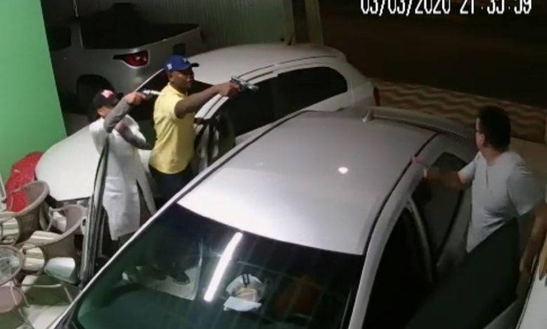 Morador é surpreendido por bandidos ao entrar em casa e consegue escapar ileso