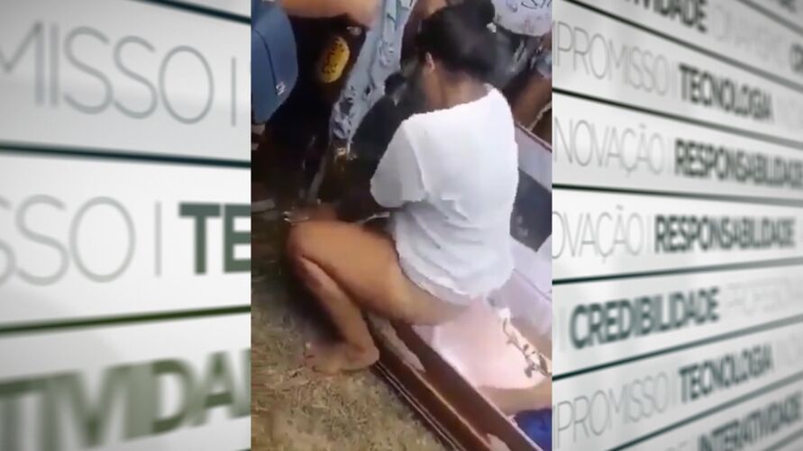 Video: mulher esfrega vagina na cara de traficante morto