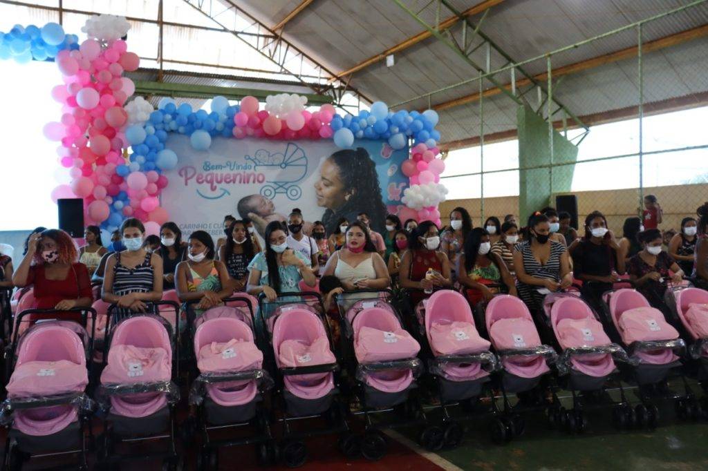 Prefeitura de Curionópolis distribui 150 enxovais com carrinhos de bebê