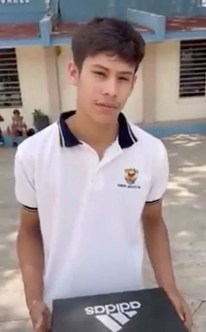 Menino zomba de colega por usar tênis falsificado e seu pai o faz ir para a escola com sapatos humildes