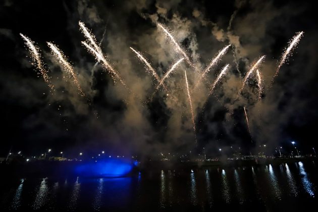 Com um show de som, luz e imagem, Acender das Luzes de Natal encanta canaenses