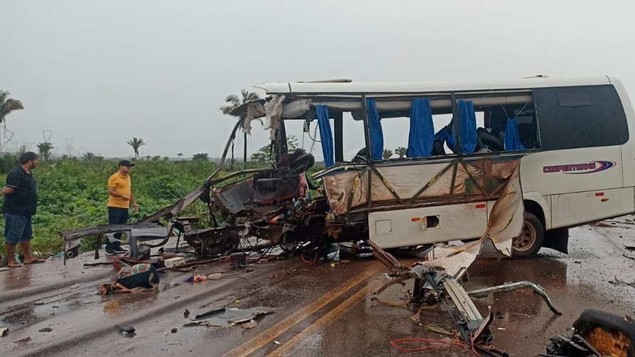 Sobe para 12 o número de mortos no acidente entre um microônibus e uma carreta perto de Morada Nova