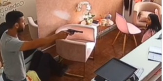 Dupla assalta e ameaça funcionárias e clientes em salão de beleza