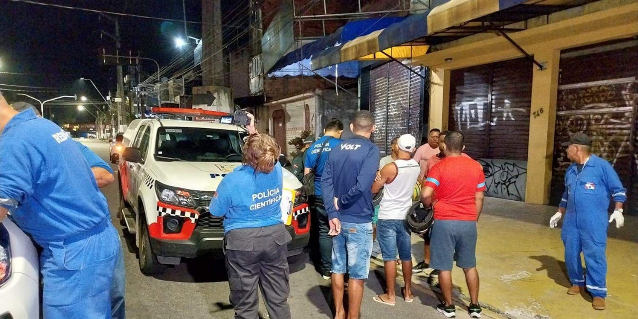 Mulher morre e marido fica ferido após moto colidir com poste