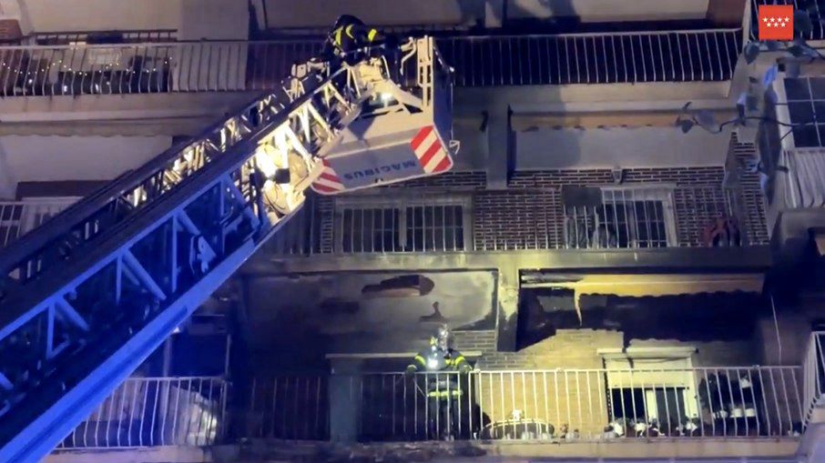 Vela provoca incêndio e intoxica 30 com fumaça