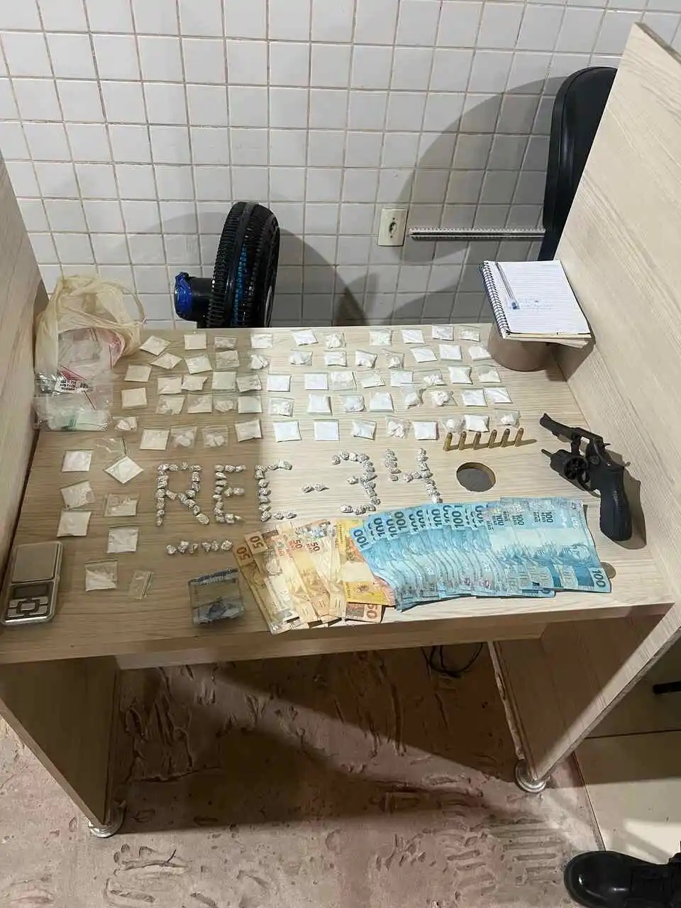 PMs do 34º Batalhão prendem traficante e fecham boca de fumo