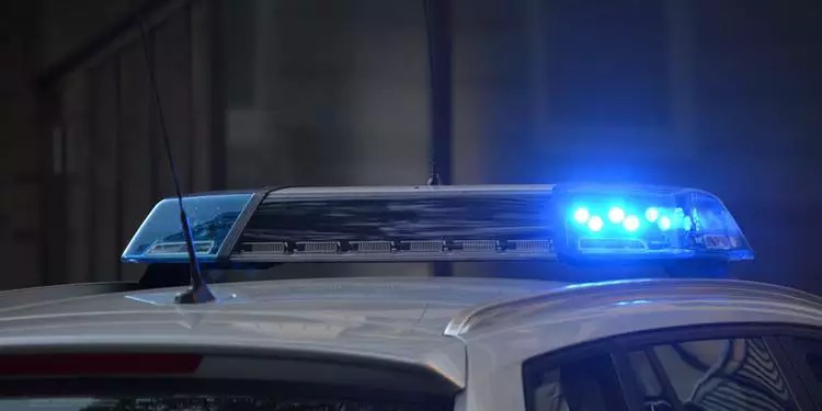 Homem é morto a tiros após ataque de dupla em moto a bar na Grande Capital