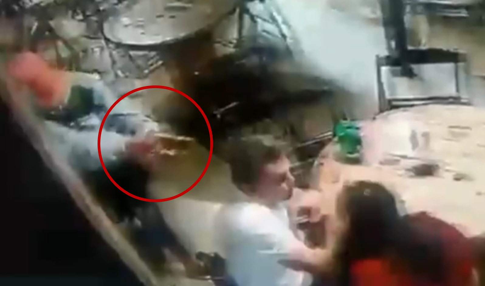 Vídeo: Ex-aluno tenta matar professor mas a arma falha