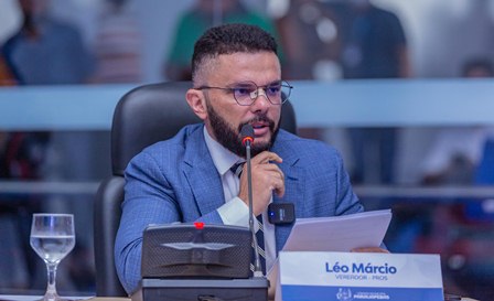 Vereador Léo Márcio faz indicação de reforma de escolas e paradas de ônibus