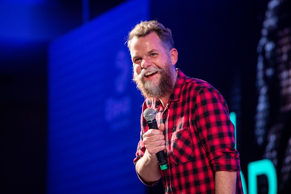 “A tecnologia e a inovação só tem real valor se elas conectam pessoas”: Marcos Piangers encoraja empreendedores na Fenecan