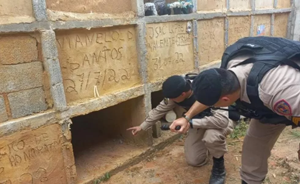 Coveiros encontram mulher que foi enterrada viva em Minas Gerais