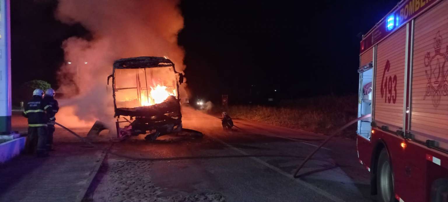 Ônibus pega fogo após passageiro fumar em banheiro