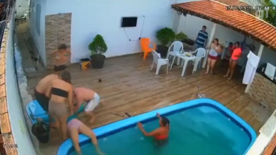 Vídeo: Jovem é sugada e fica presa em ralo de piscina