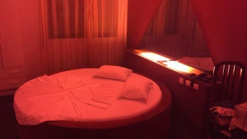 Paranaense acorda nua em motel e diz que não lembra de nada