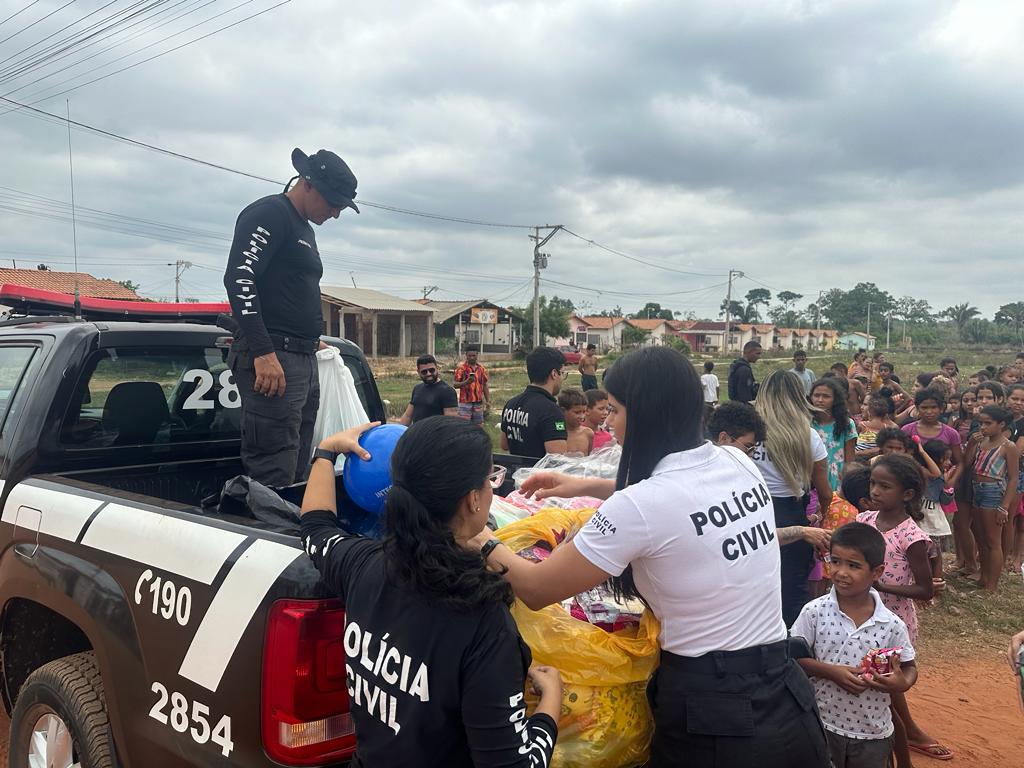 Polícia distribui presentes para crianças, em Marabá