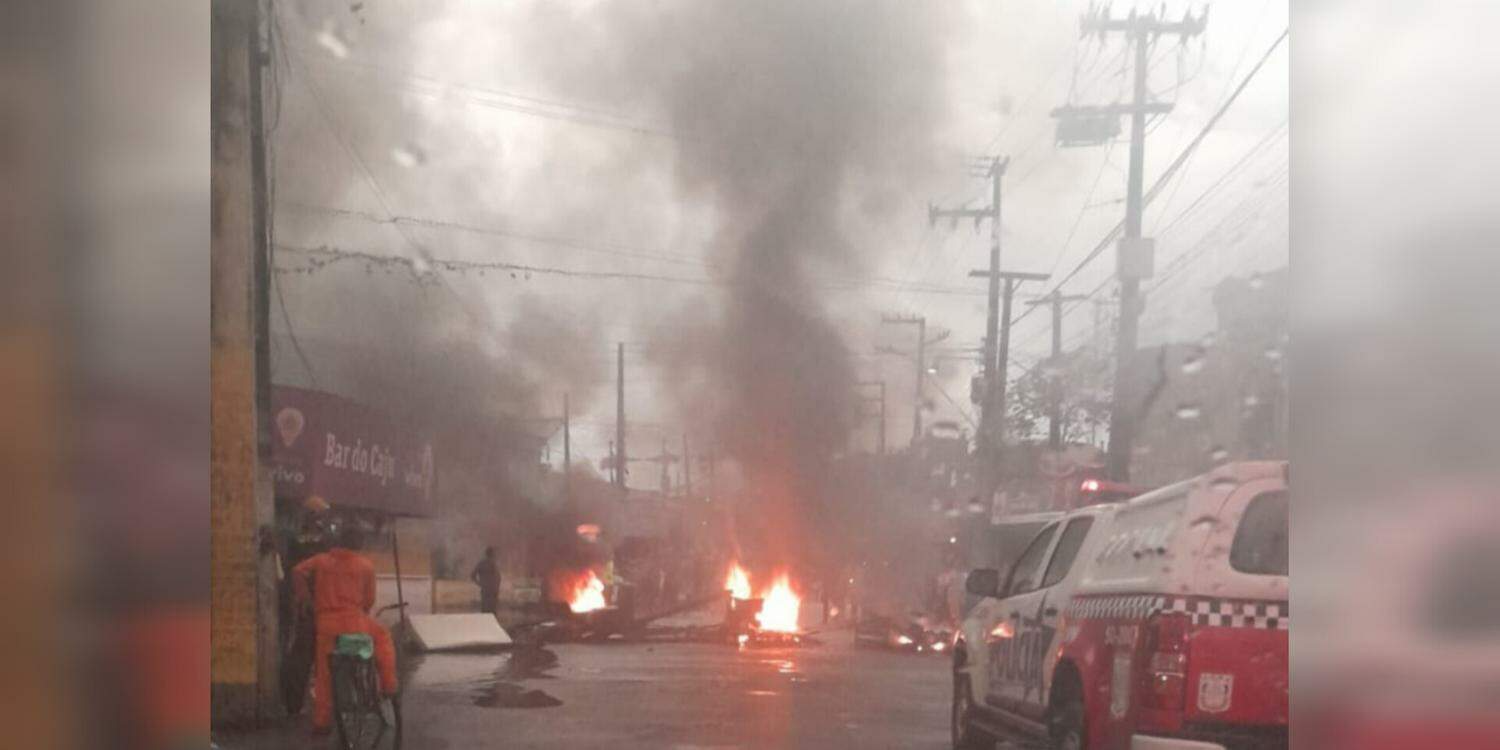 Moradores protestam contra alagamento