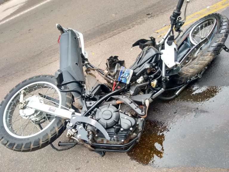 Motociclista morre ao se chocar com carreta.