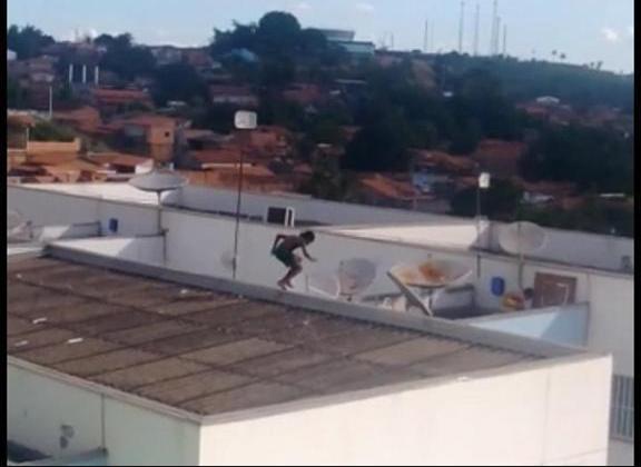 Vídeo: Alto Bonito crianças se arriscam para pegar pipa no alto dos prédios