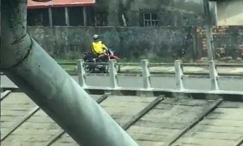 Vídeo: Moradores denunciam homem vestido de mototaxista que se masturba em via pública na Pedreira