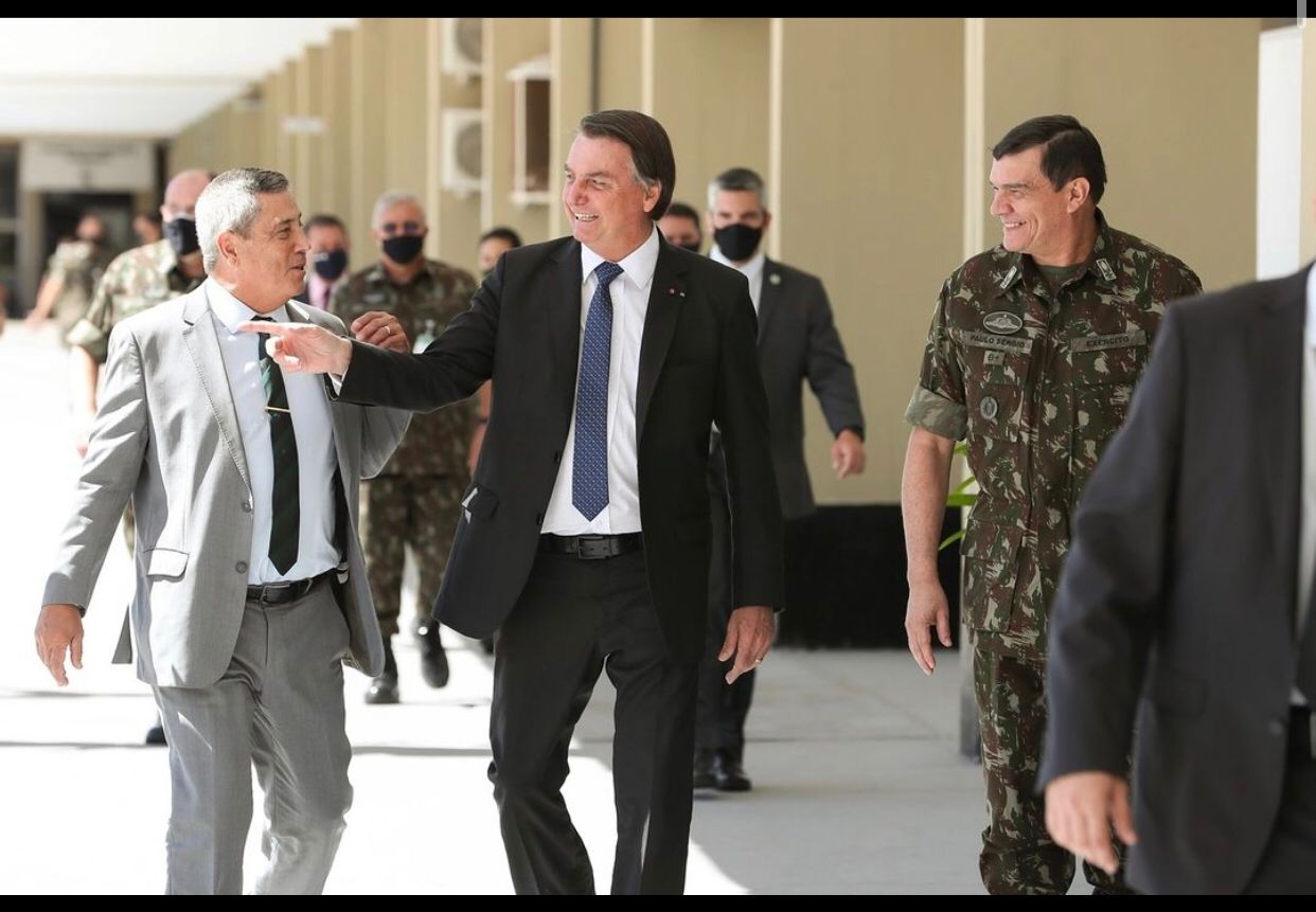 Vídeo: desfile acontece no mesmo dia em que a Câmara dos Deputados vota a PEC do voto impresso