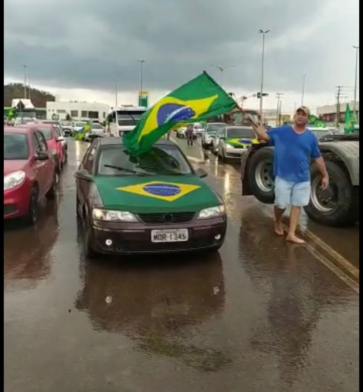 Vídeo: Parauapebas grupo pró-Bolsonaro faz carreata em apoio ao presidente e contra a corrupção